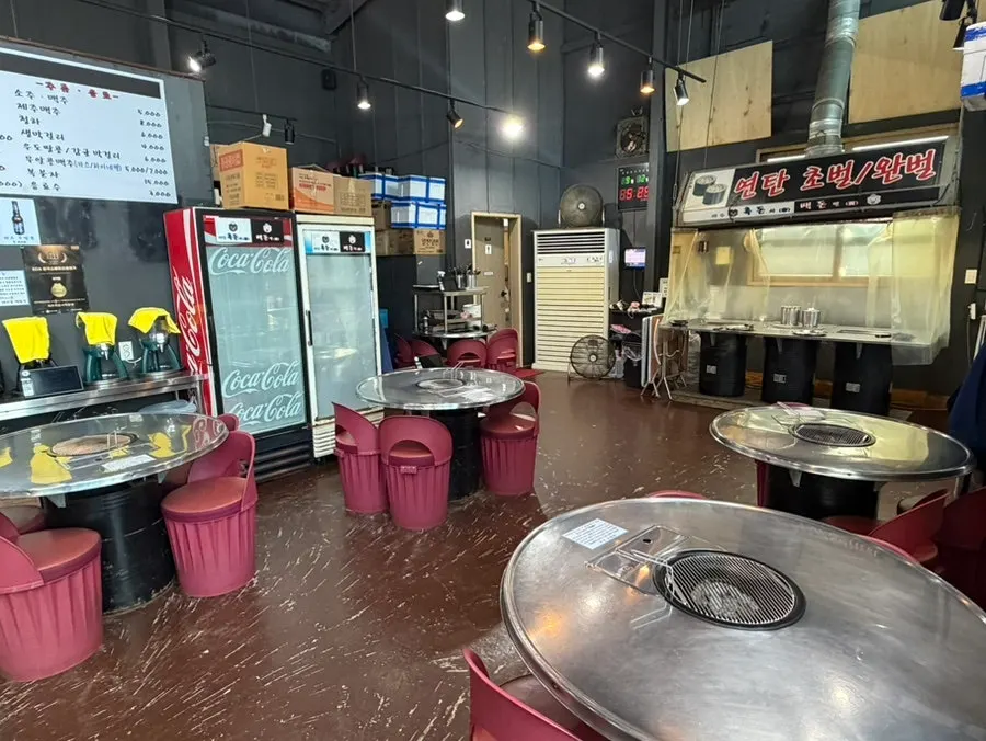 Interior seating at Heukdonsibaekdonmyeon Shinhwa World Branch