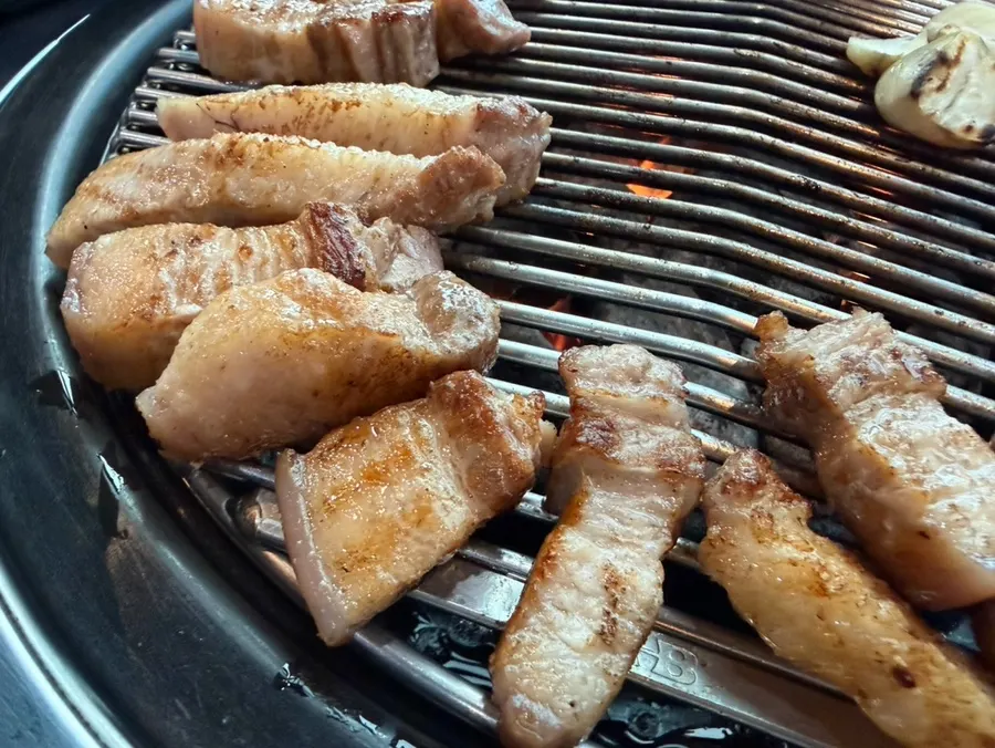 Cross-section of cooked white pork belly