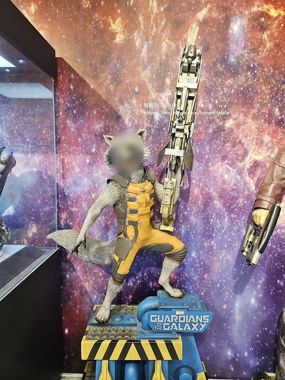 Vertical figure display in the Marvel zone