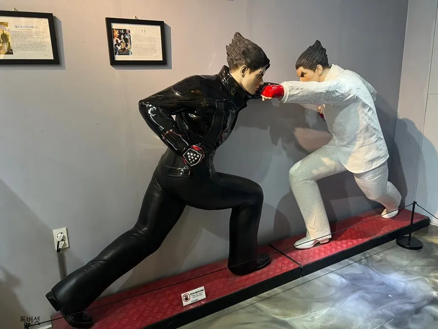 Game character figures including Overwatch and League of Legends