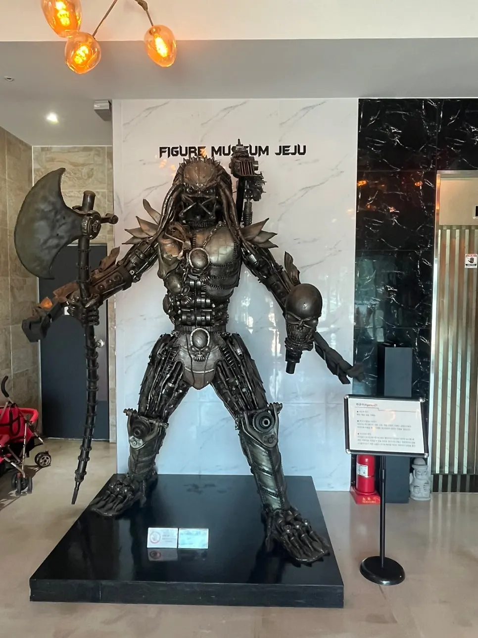 피규어뮤지엄제주 1층 입구 전시 공간