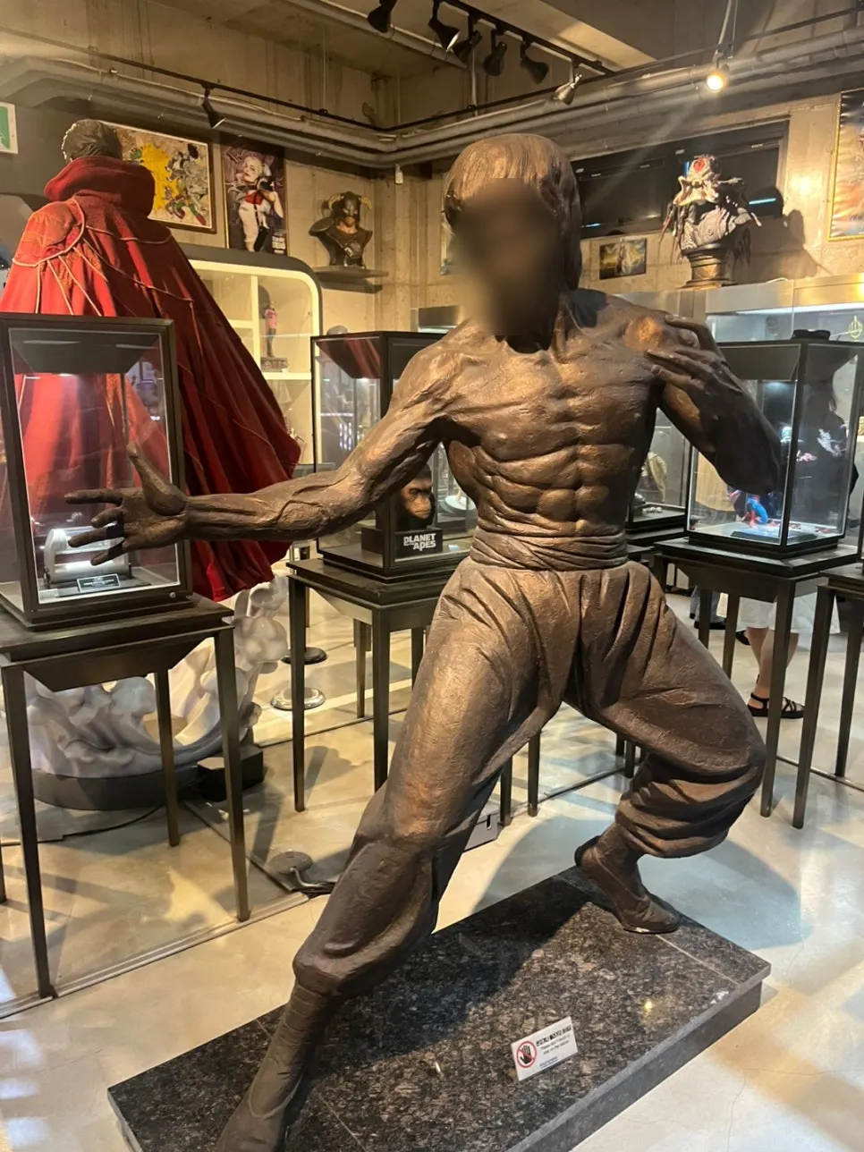 다양한 영화 캐릭터 피규어가 진열된 전시대