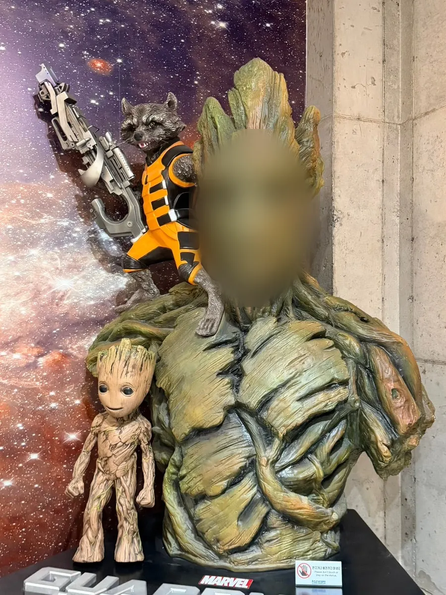 Human-sized large figure display