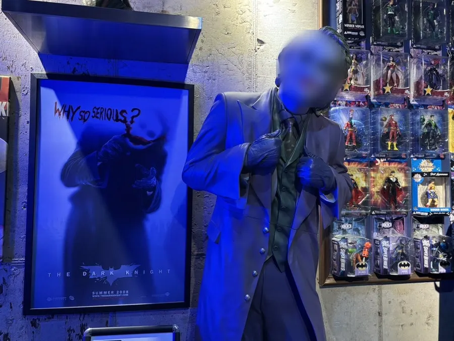 벽에 매달린 스파이더맨 조형물