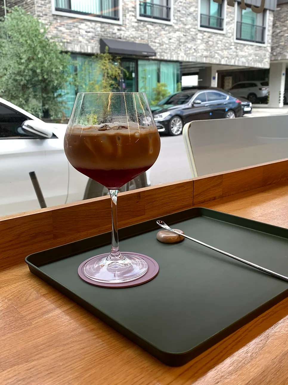 Glass showing the layered look of the omija café latte
