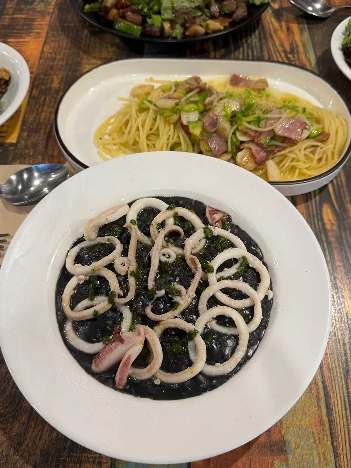 꾸덕하게 볶아진 오징어먹물리조또 클로즈업