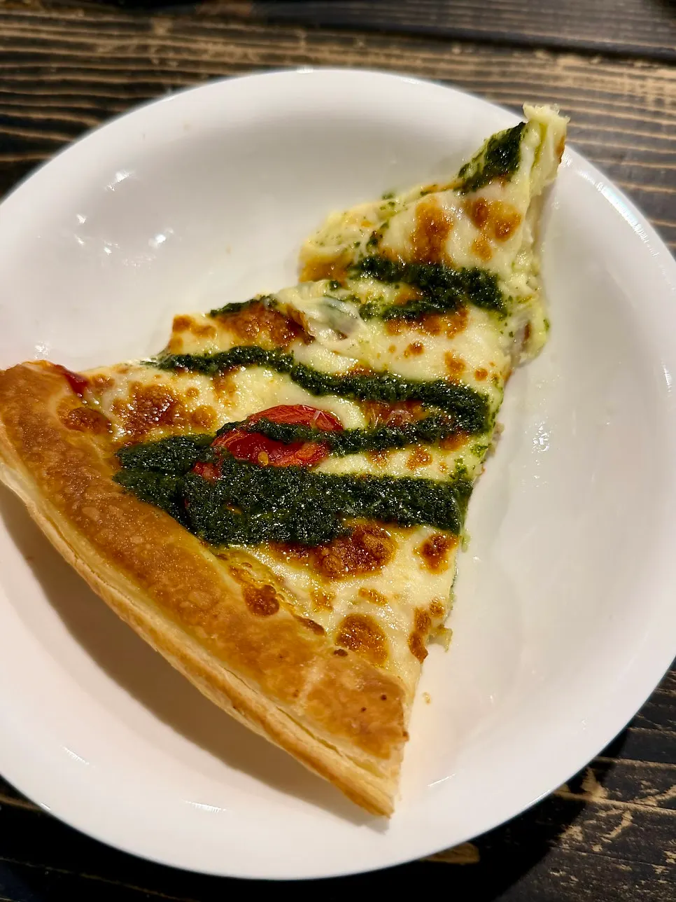 바질페스토가 올라간 마르게리따 한 조각