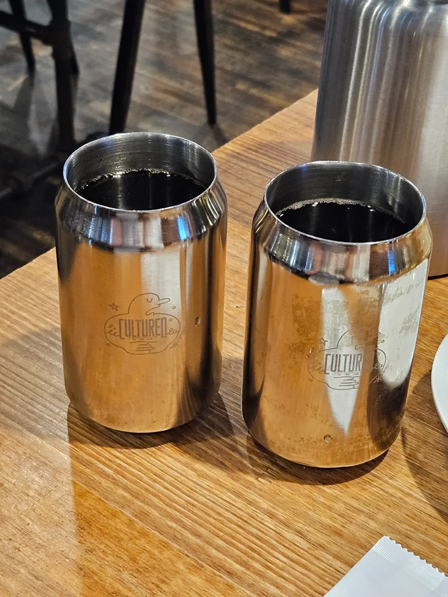컬쳐드 런치스페셜로 주문한 음식이 차려진 테이블
