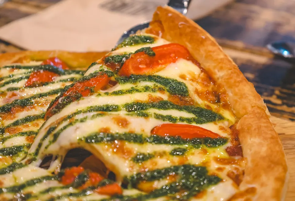 페스츄리 도우의 토마토 바질 마르게리따 피자