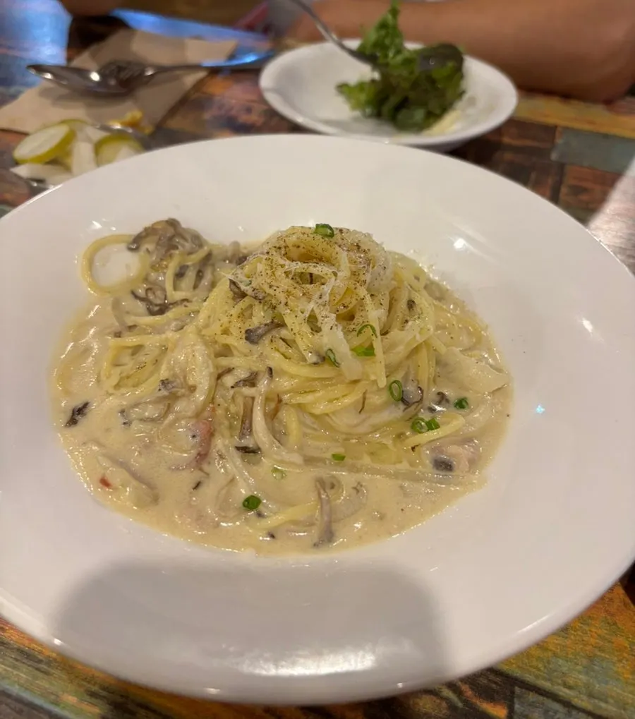 Noodles and cream sauce of the mushroom cream pasta