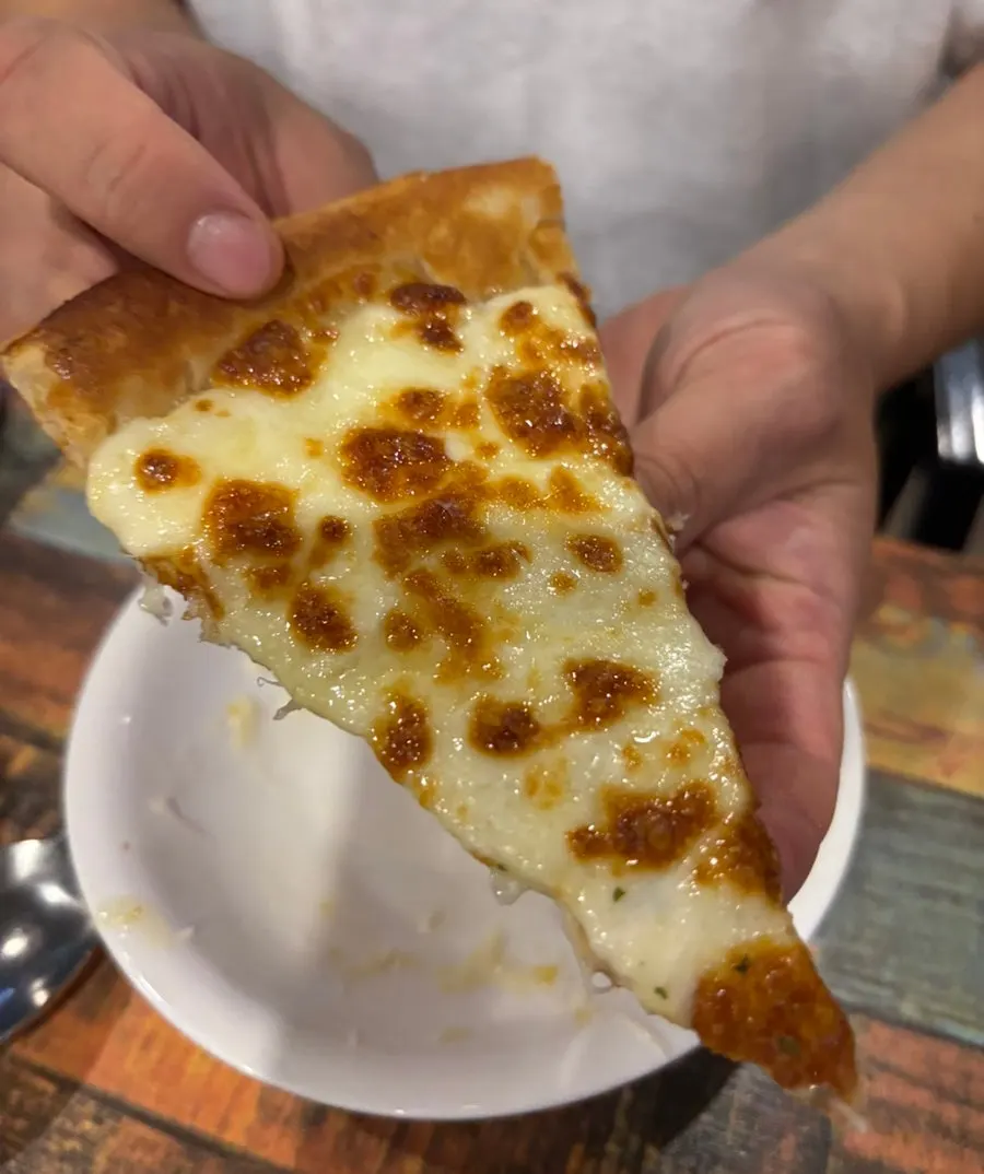 Gorgonzola-margherita half-and-half pizza