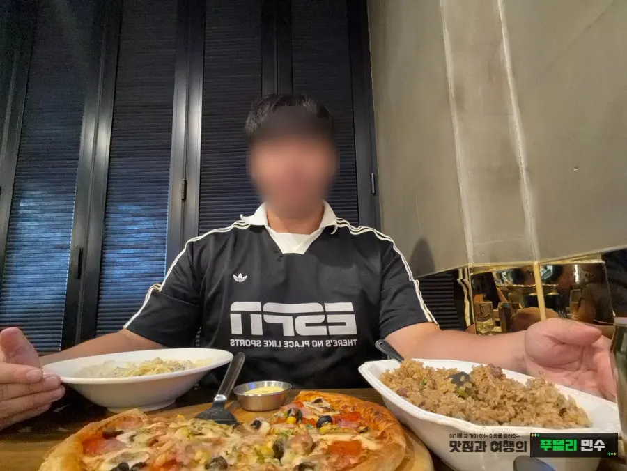 피자와 파스타, 볶음밥으로 가득한 컬쳐드 테이블
