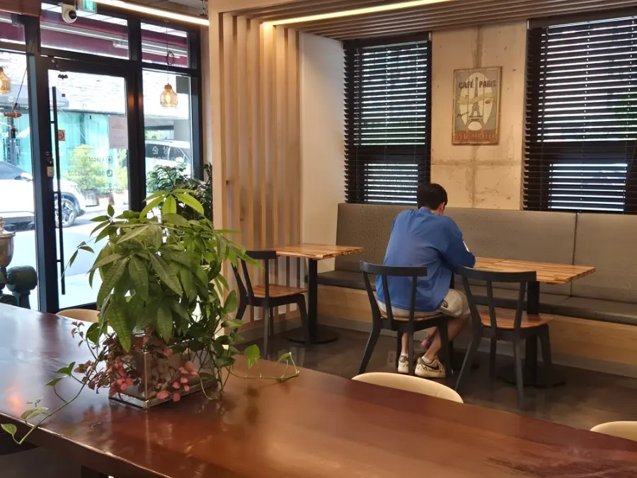Gasangsun Coffee's roastery café space
