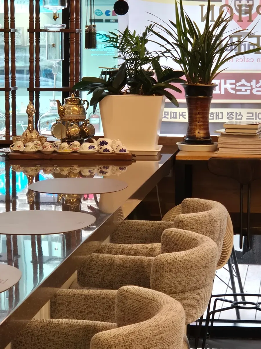 Coffee tools and café interior at Gasangsun Coffee