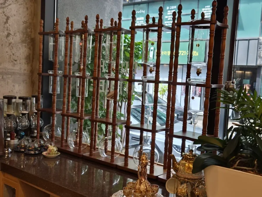 Preparing a hand drip at Gasangsun Coffee