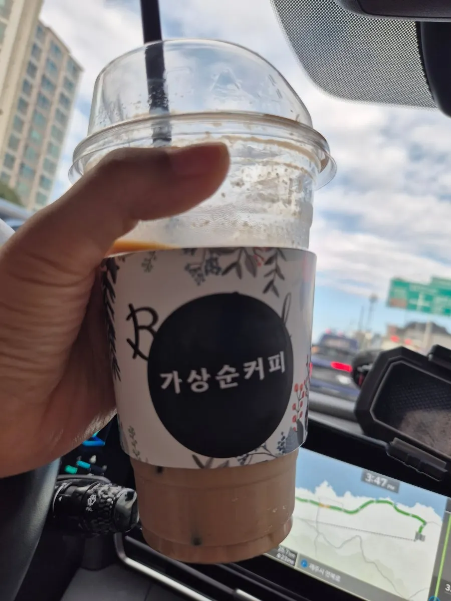 Takeout vanilla latte from Gasangsun Coffee