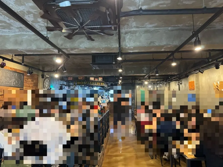 컬쳐드 매장 내부 좌석과 손님들