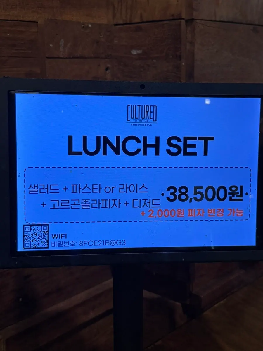 테이블마다 놓인 태블릿 메뉴판