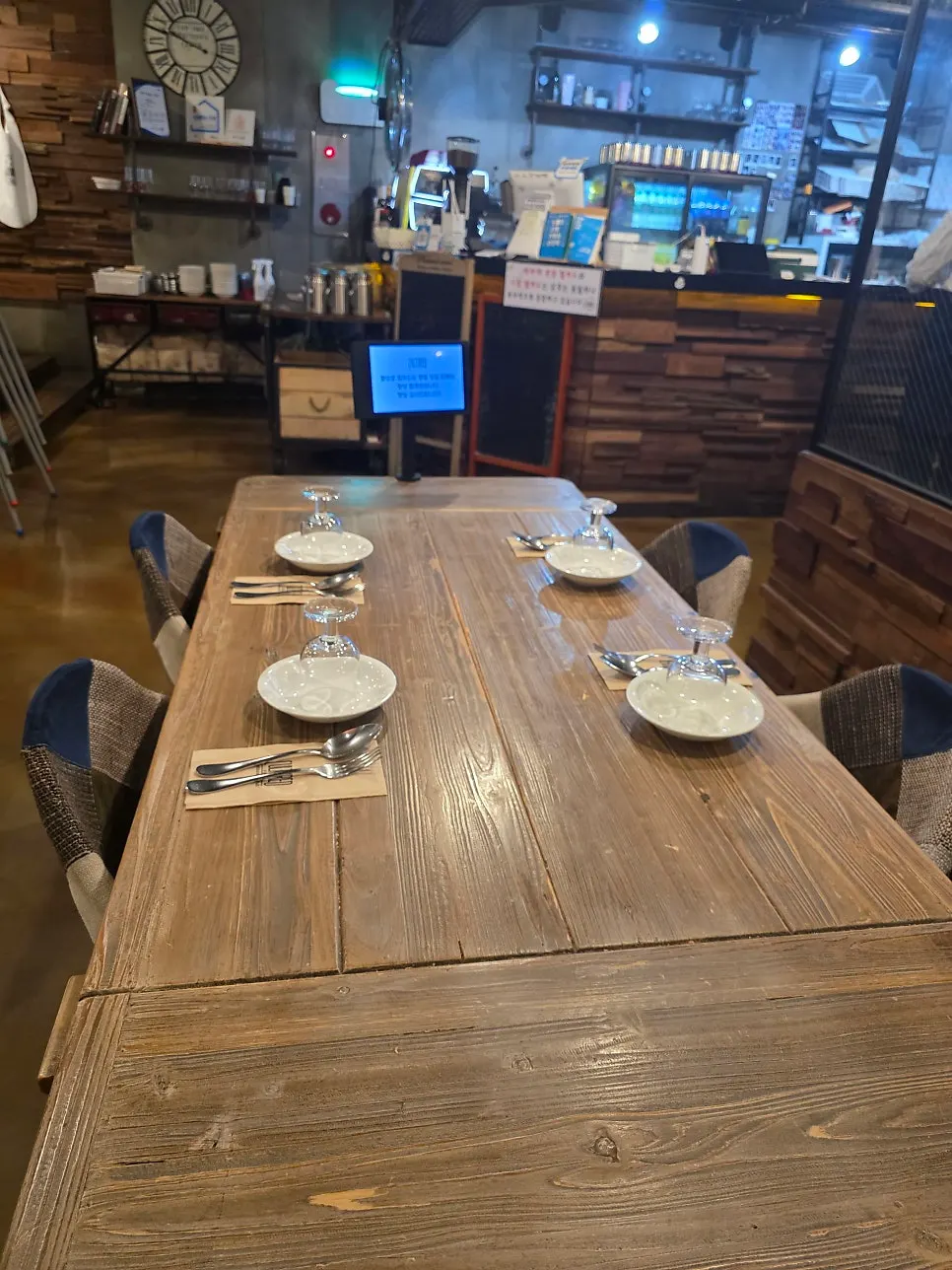 Table and lighting at Cultured