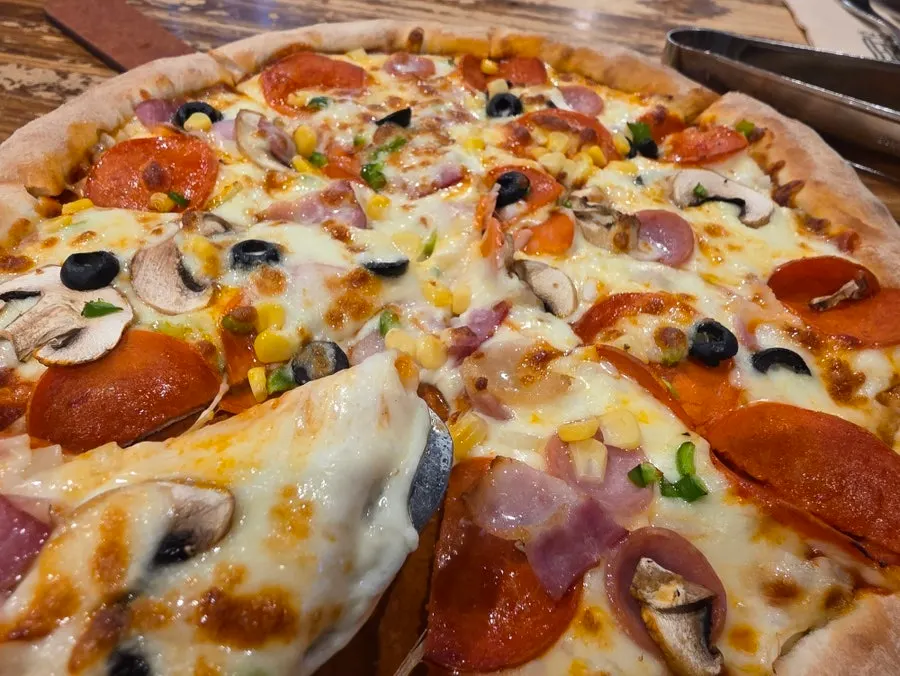 Fresh-dough combination pizza