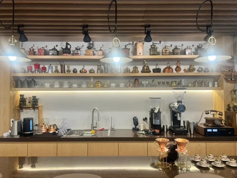 Hand drip bar area and window-side bar table
