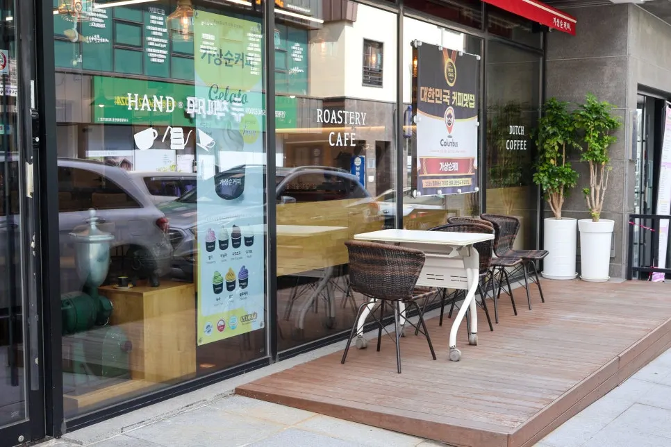 Parking space next to the café