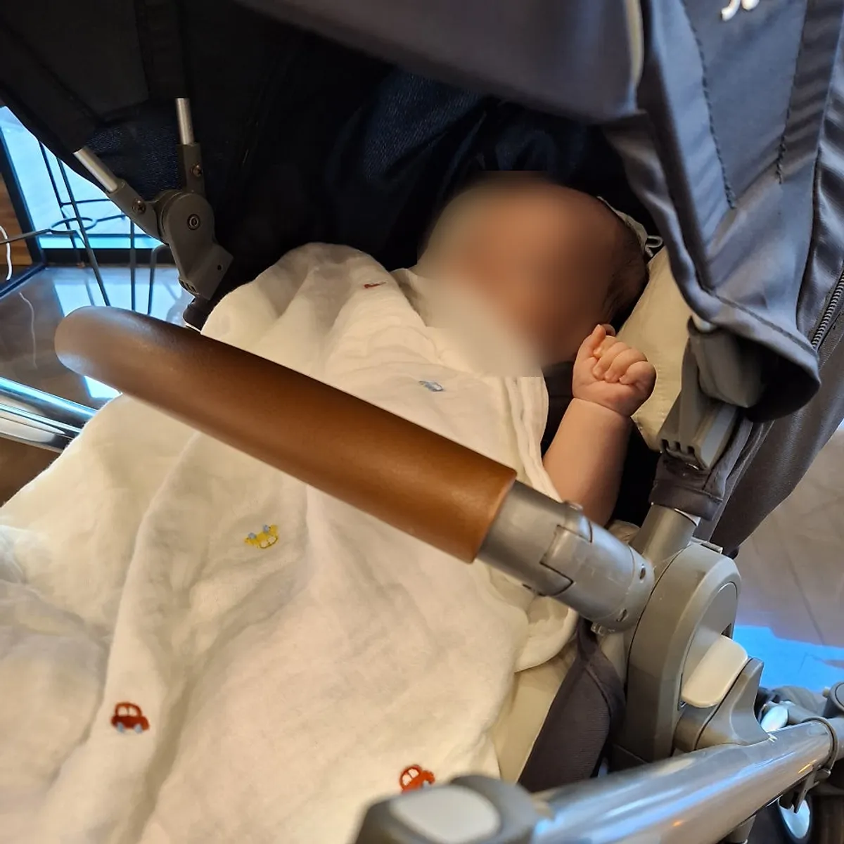 유모차를 끌고 방문한 아라동 카페 내부
