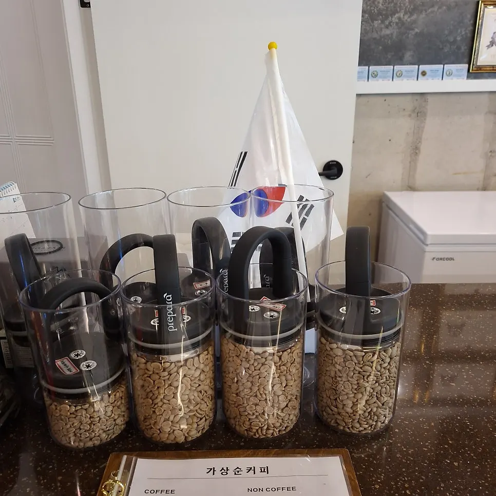 가상순커피 핸드드립바와 커피잔 진열
