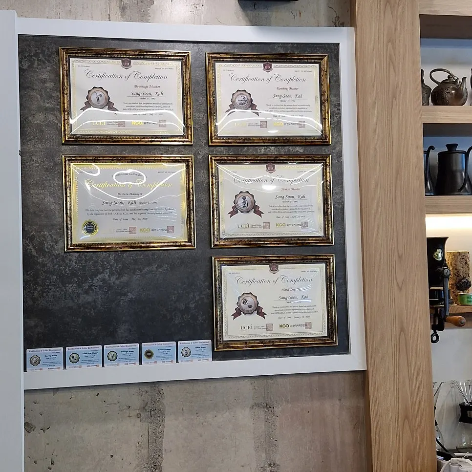 카페 벽에 걸린 상장과 자격증