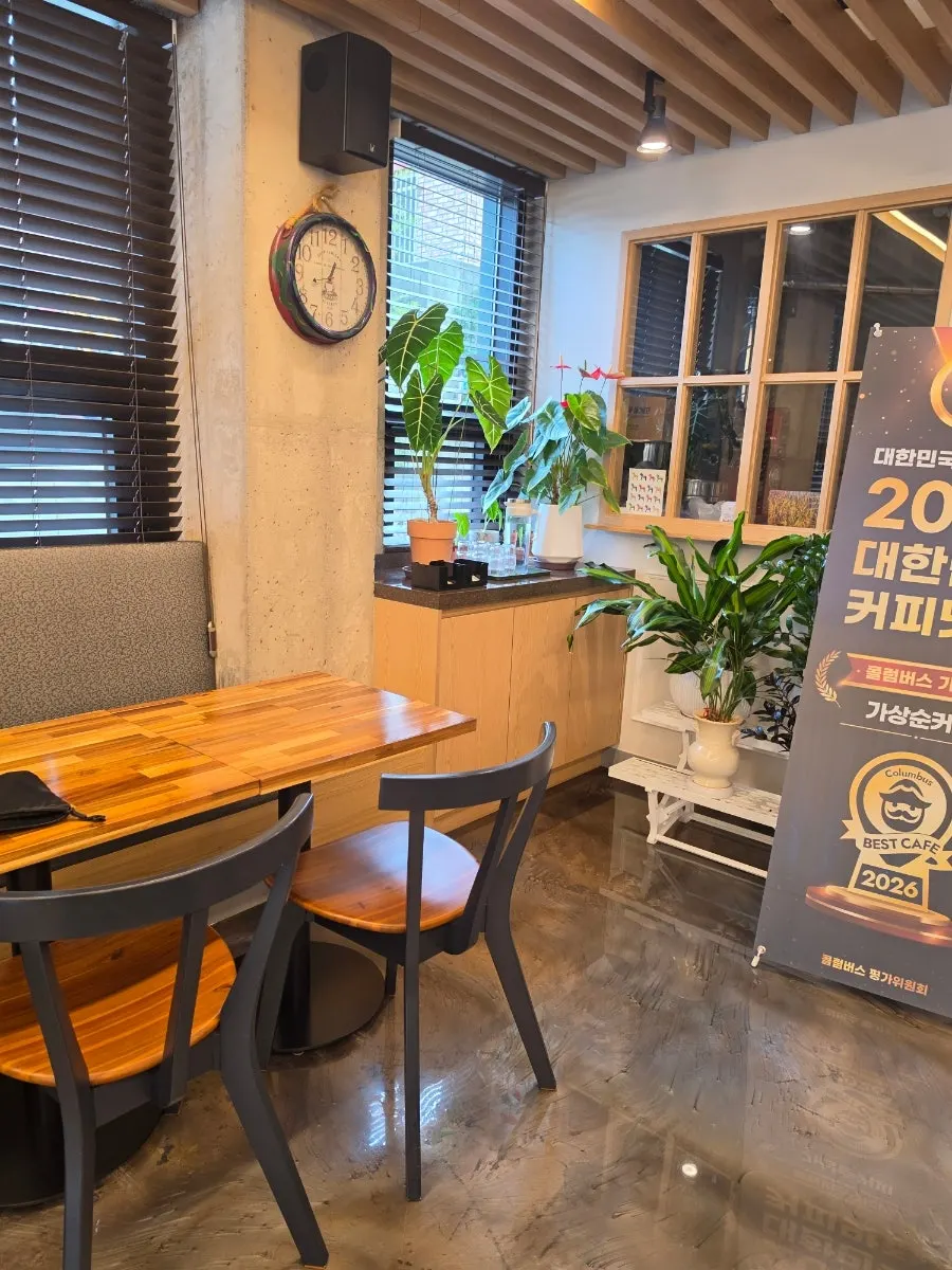 温かい照明が灯るカフェ店内（縦構図）
