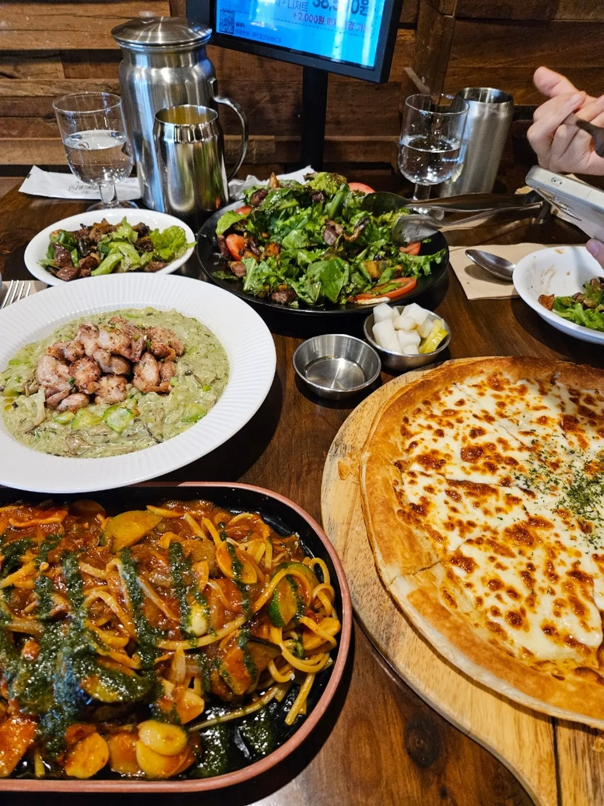 Cultured's gorgonzola pizza in a large size