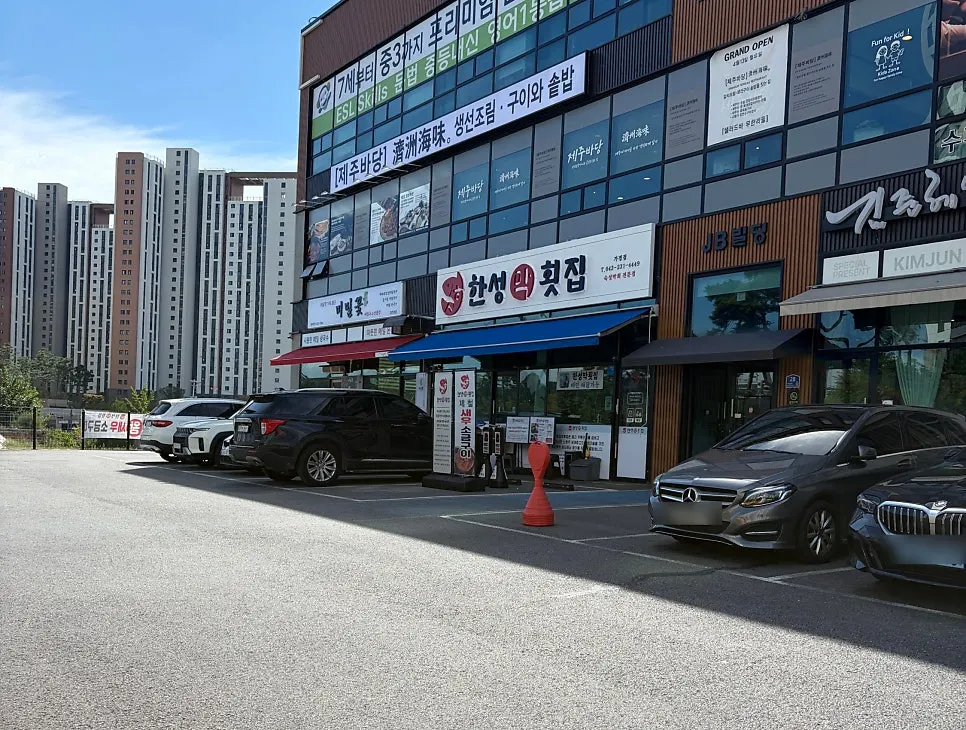 The building housing Jeju Badang and the parking lot in front