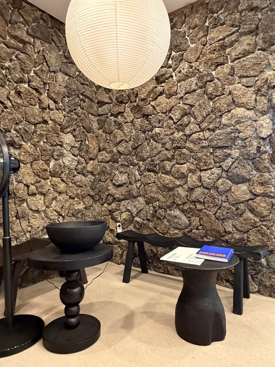 The waiting area at Jeju Badang with a Jeju stone-wall feel