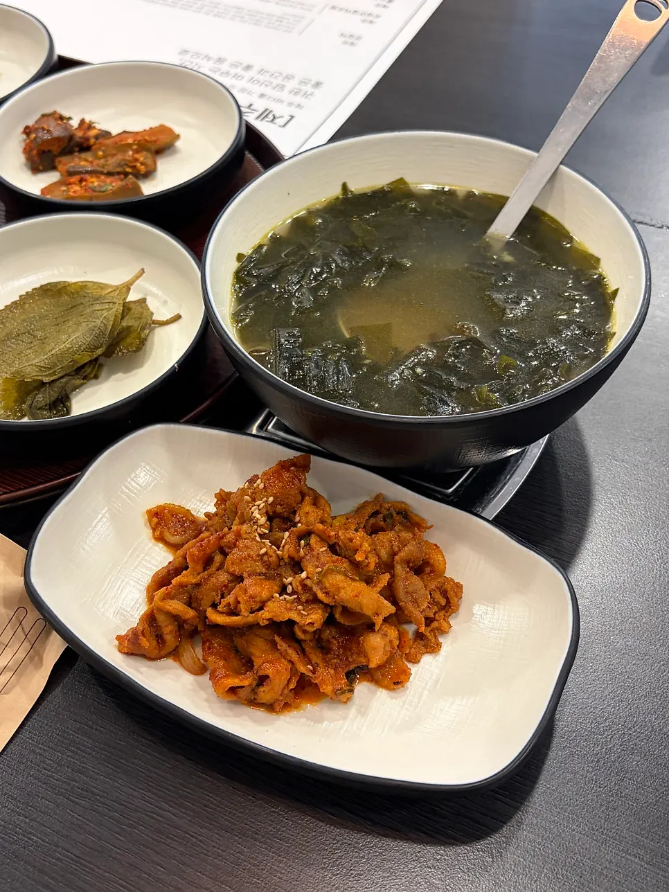 Seaweed soup and stir-fried pork placed on the table