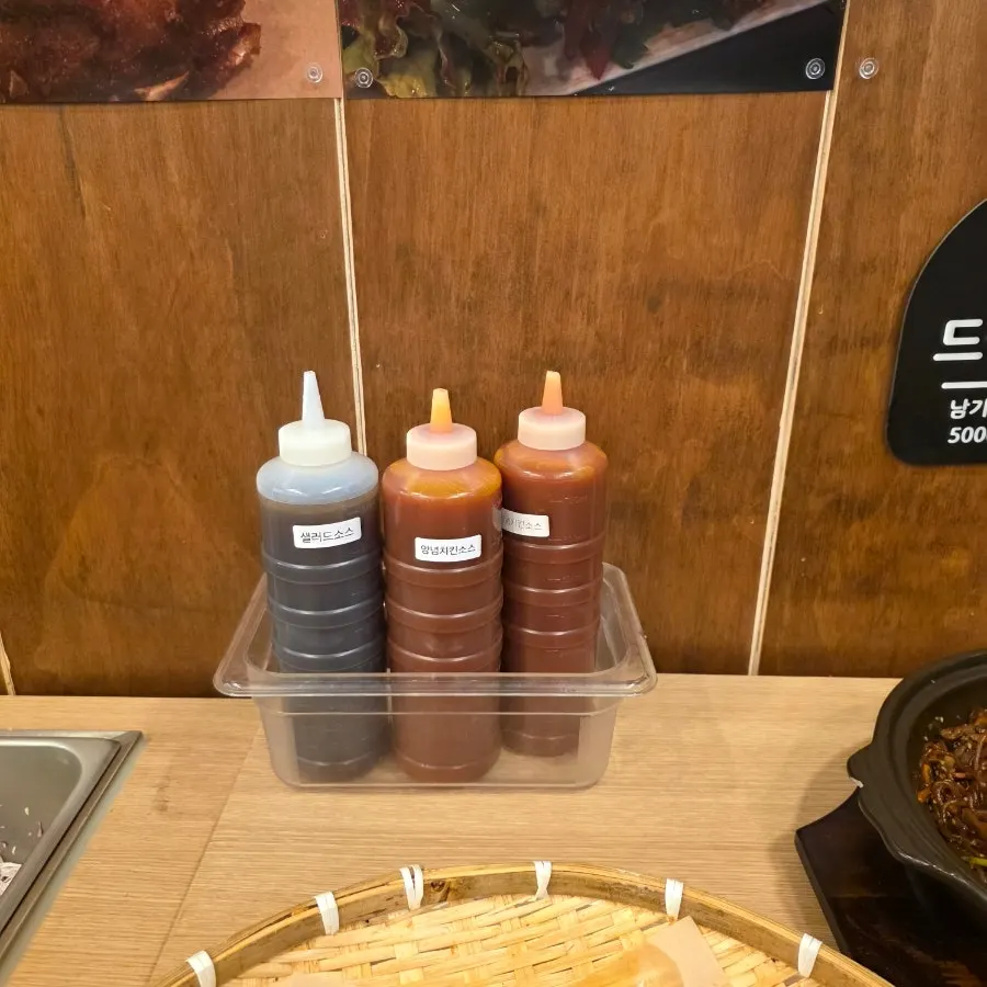 접시에 담아온 셀프바 반찬 한 접시