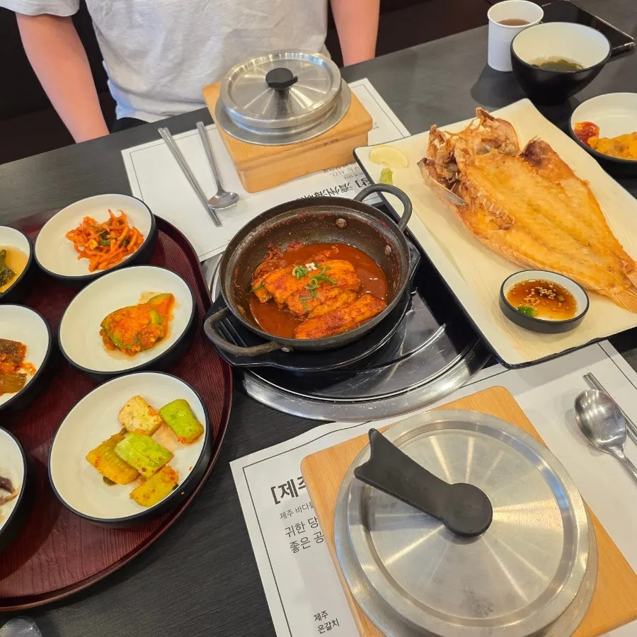 제주바당 기본 반찬이 깔린 테이블