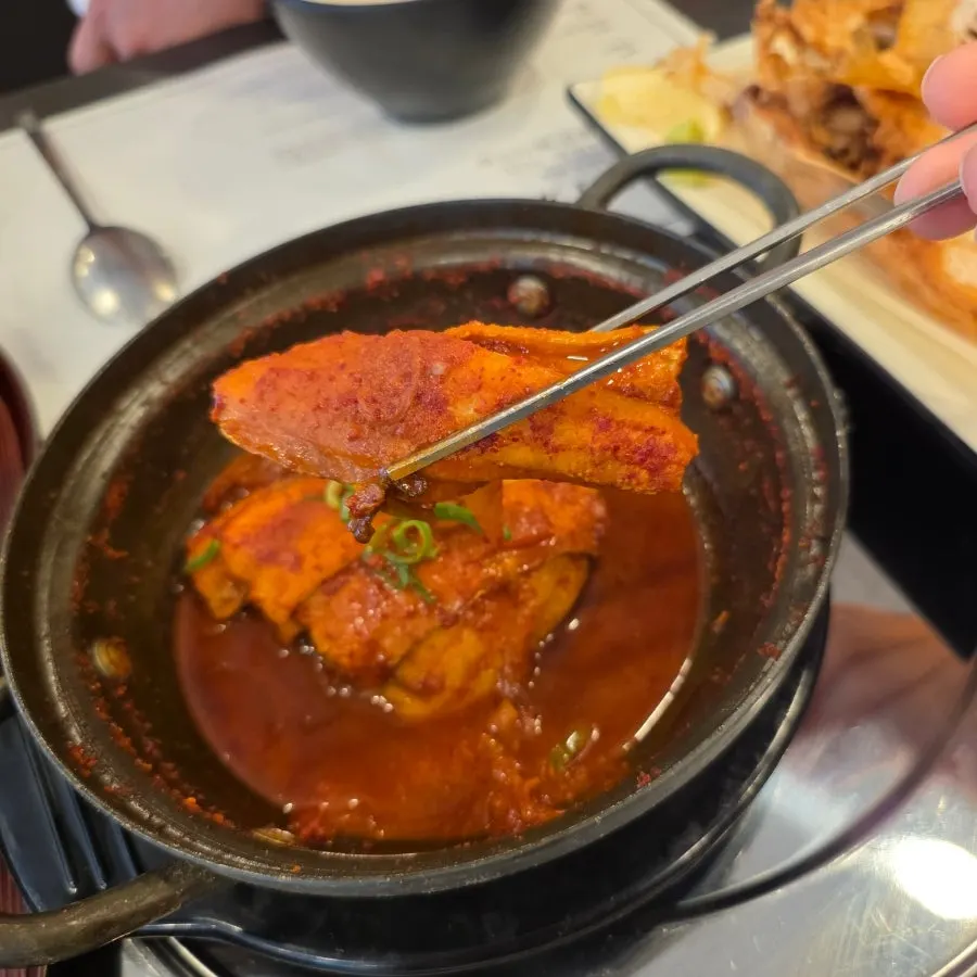양념이 올라간 순살갈치조림 클로즈업