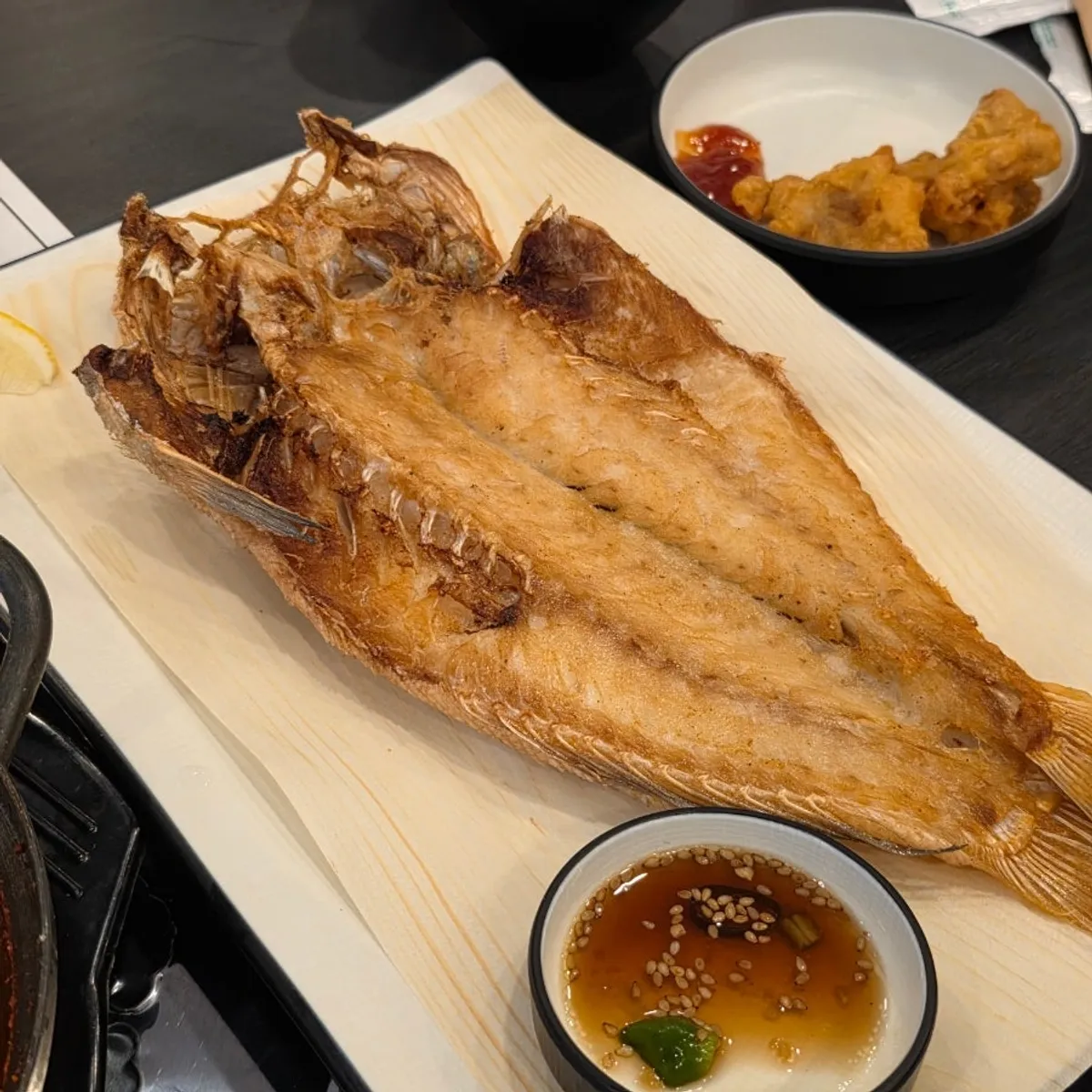 노릇하게 구워진 흑옥돔구이 한 마리