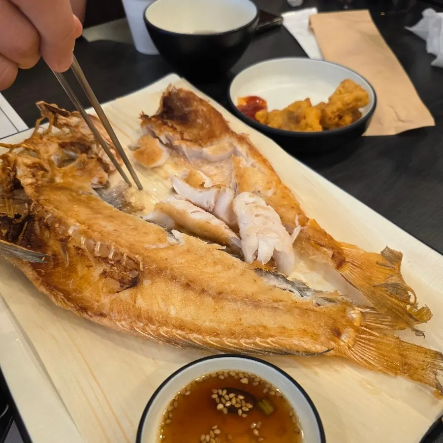살을 갈라본 촉촉한 흑옥돔구이 속살