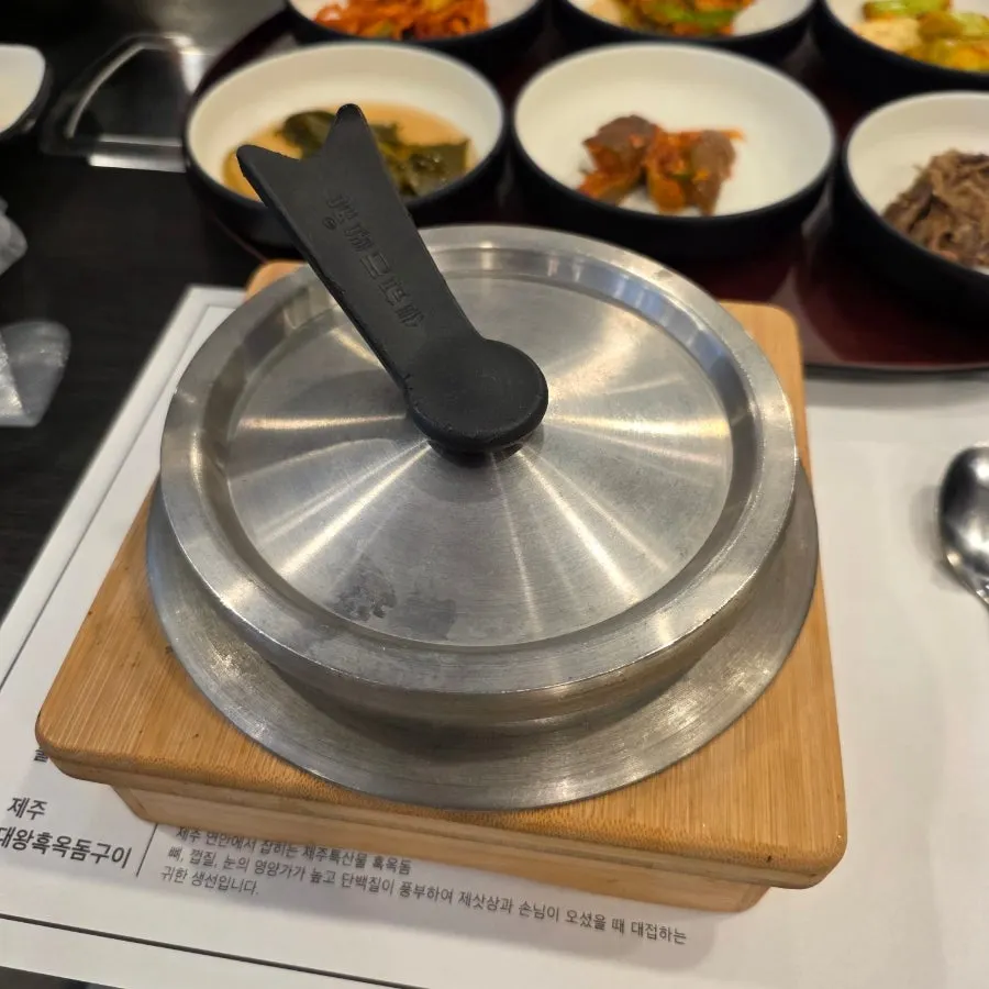 윤기 도는 솥밥 한 그릇