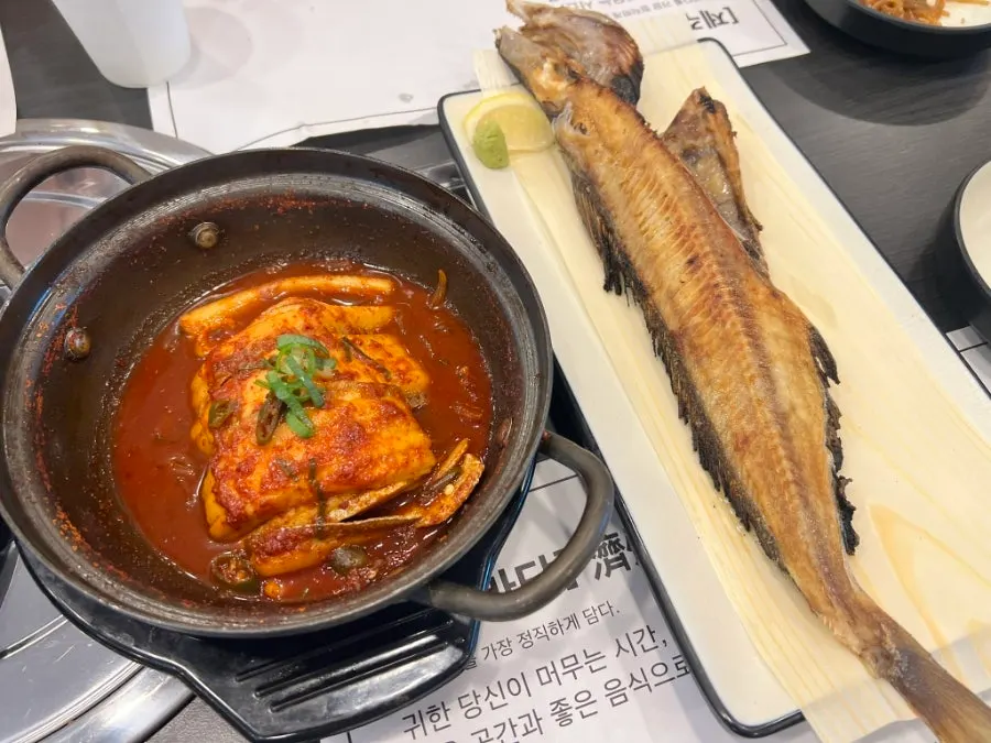 순살갈치조림과 임연수구이가 함께 놓인 한 상