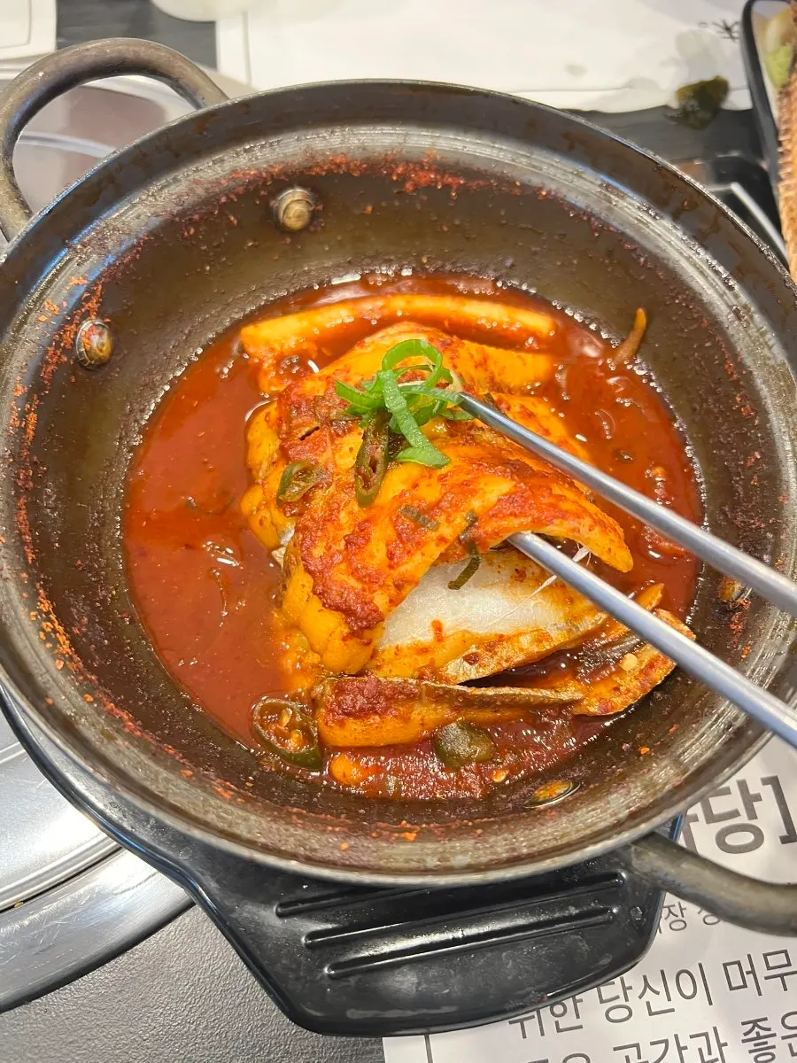 고추냉이 간장과 함께 놓인 임연수구이