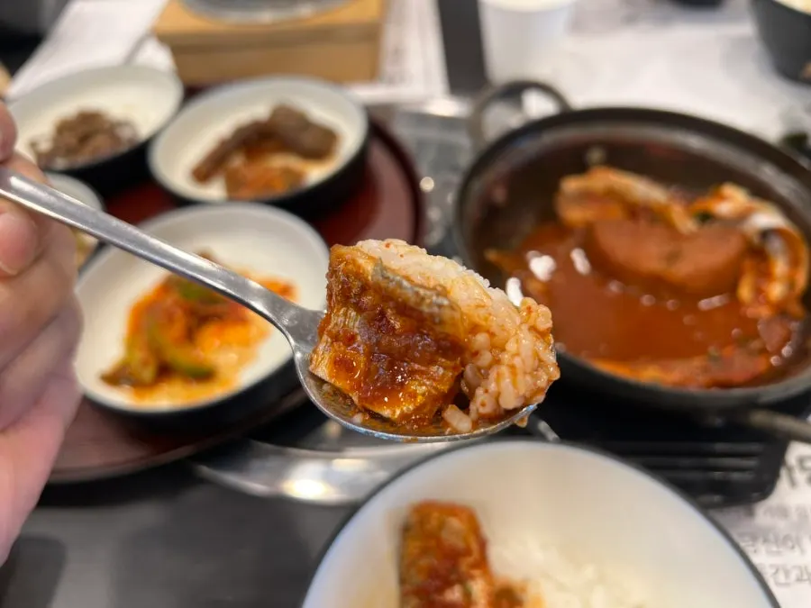 갈치살과 무가 함께 졸여진 갈치조림