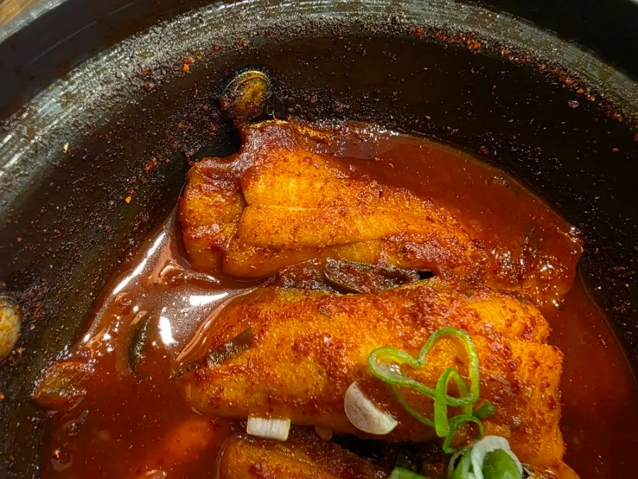 솥밥과 함께 차려진 순살갈치조림 상차림