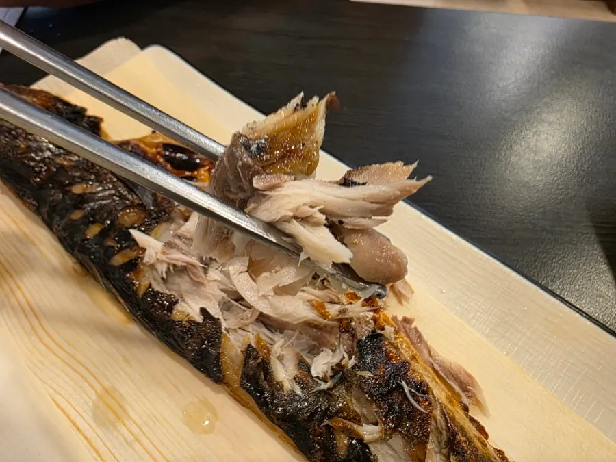 살을 발라낸 고등어구이와 솥밥