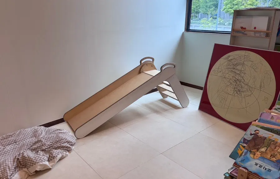 Jeju Badang's play room seen through floor-to-ceiling glass