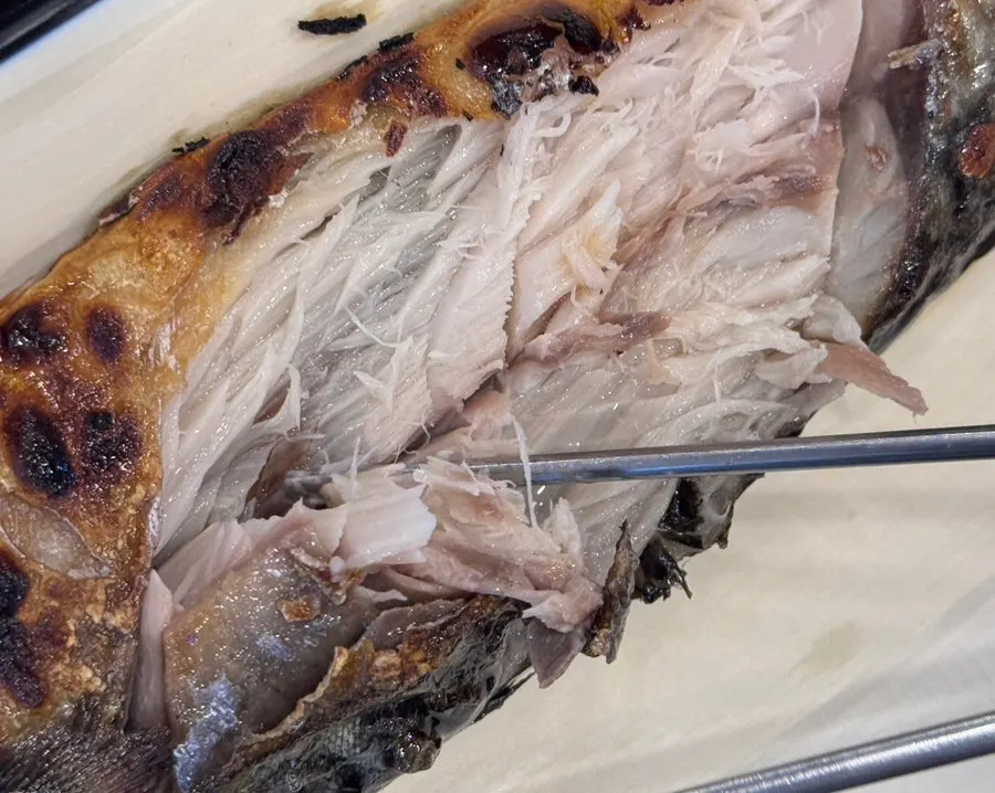 Flaked grilled mackerel placed on top of rice