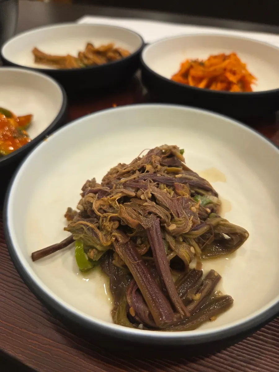 나물 위주의 제주바당 기본찬