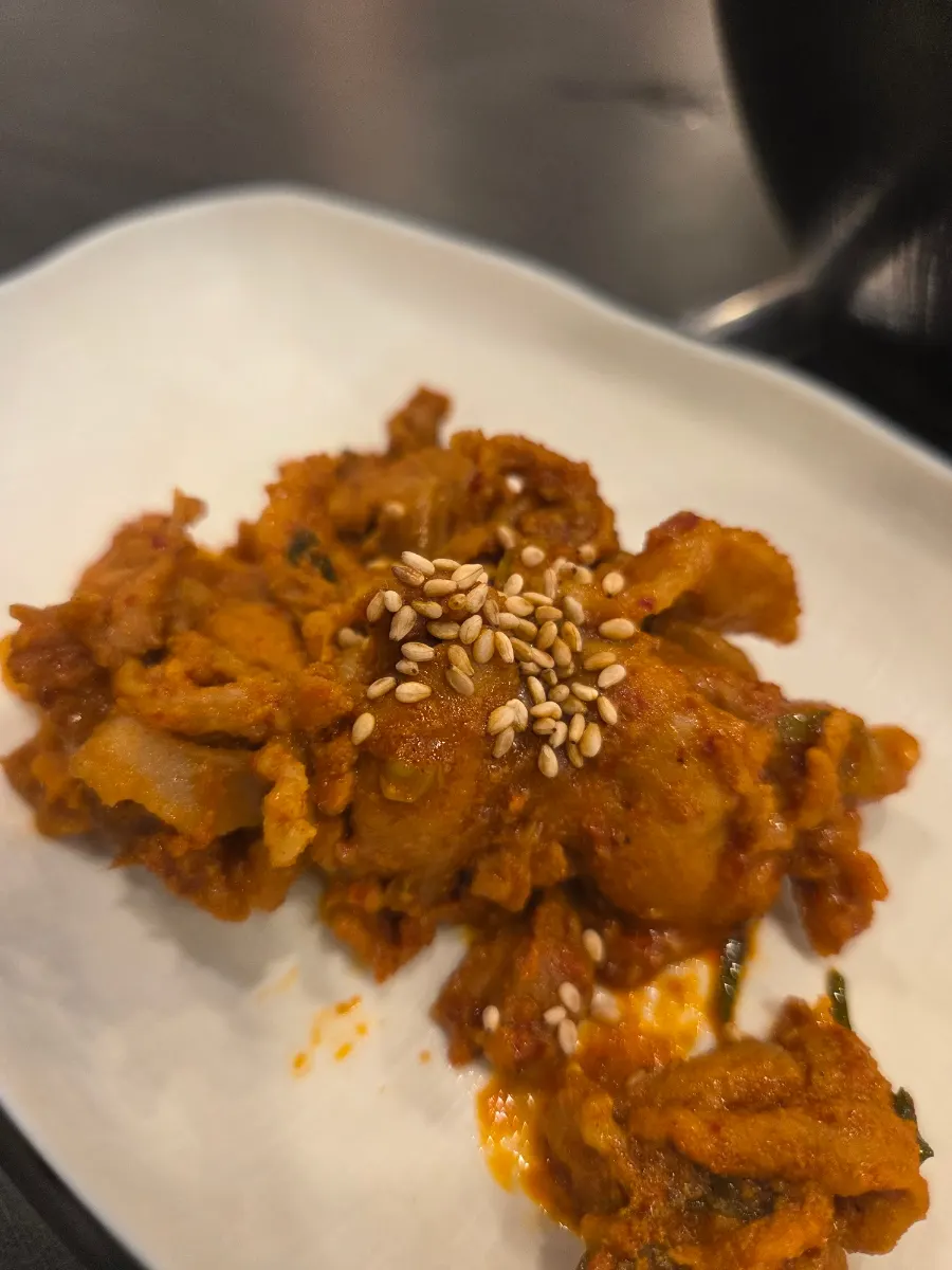 청포묵무침 등 기본 반찬 접시