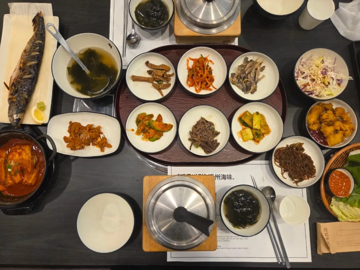 한식찬이 놓인 제주바당 셀프 샐러드바